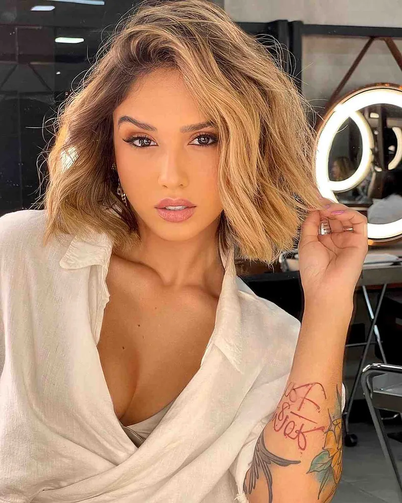 בוב קהה קצר עם חלק צדדי' title=