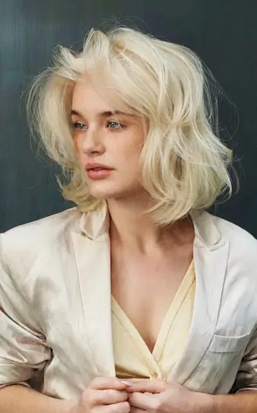Light Blonde Layers on a Lob for Fine Hair