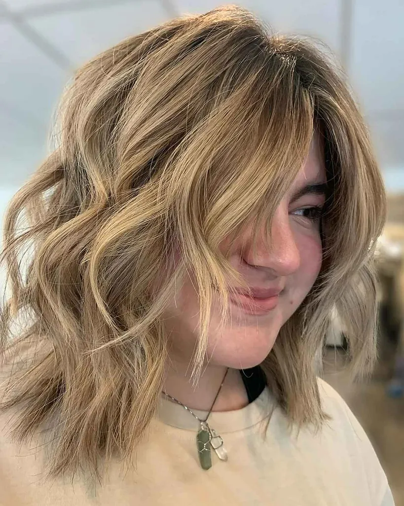 Ilgas Bobas su veidą įrėminančiais sluoksniais moterims su apvaliais veidais' title=