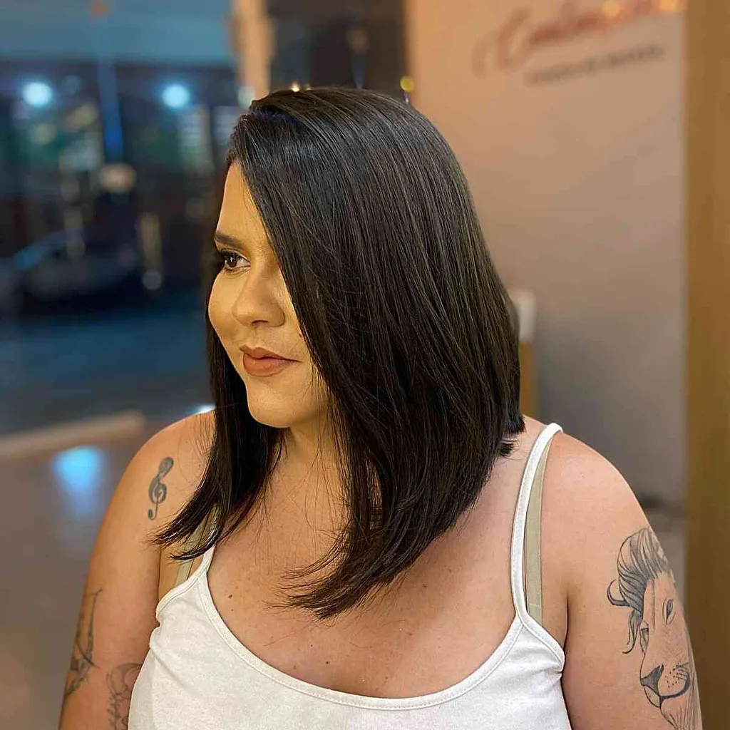 Tiesus A linijos ilgas bobas, skirtas apvalių formų moterims' title=