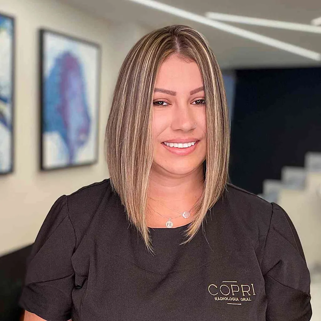 Baigtas lobis su stambiais akcentais apvaliems veidams' title=