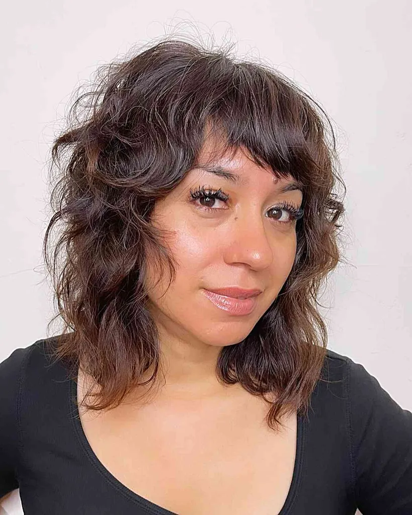 Skustuvu nupjautas gauruotas lobis su plunksniniais sluoksniais ir kirpčiukais apvaliems veidams' title=