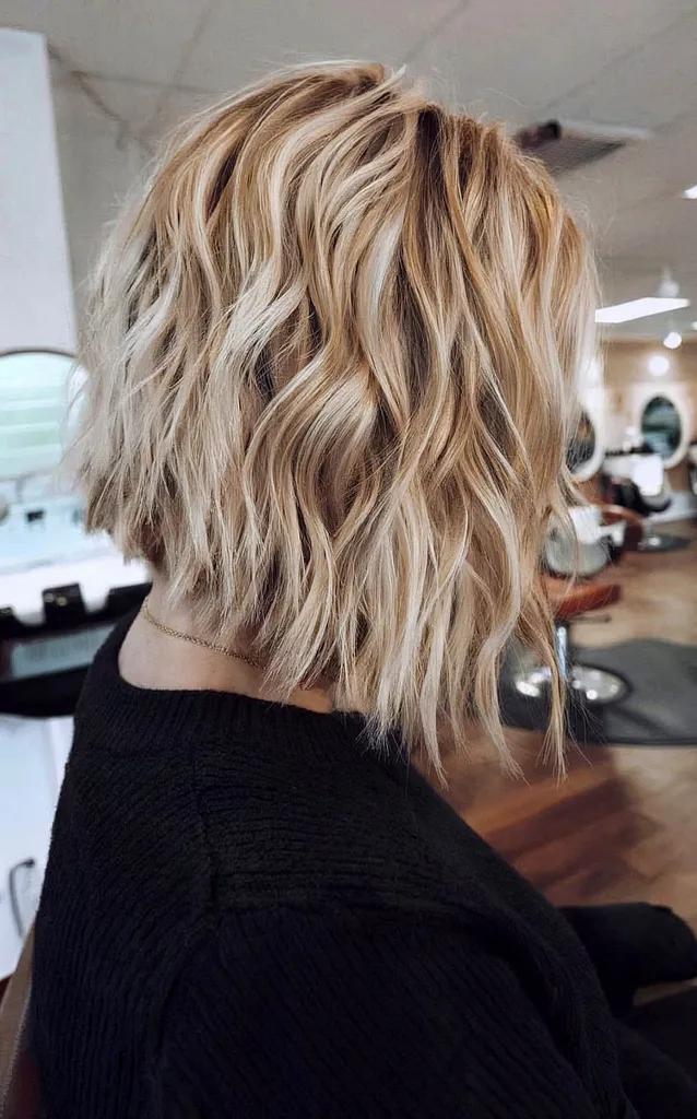 Bob loiro ondulado e angular com pontas irregulares' title=