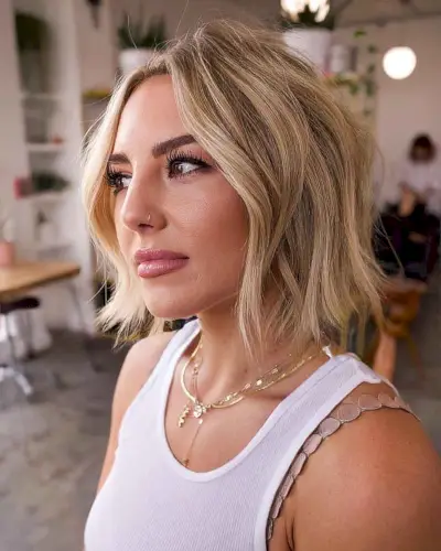 Subtle Layers and Waves on a Bob Cut