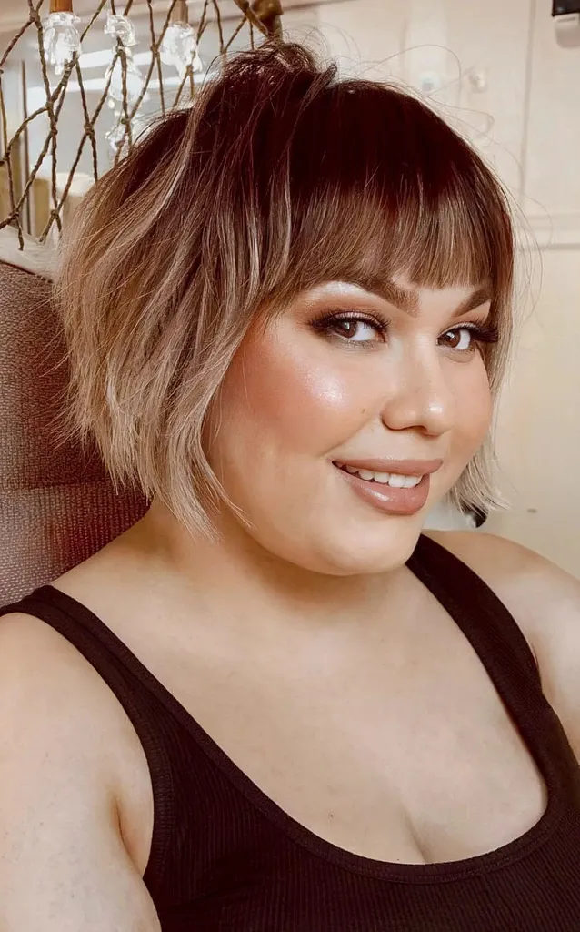 Capelli corti a caschetto tagliati a rasoio con frangia a pezzi per donne con facce rotonde' title=