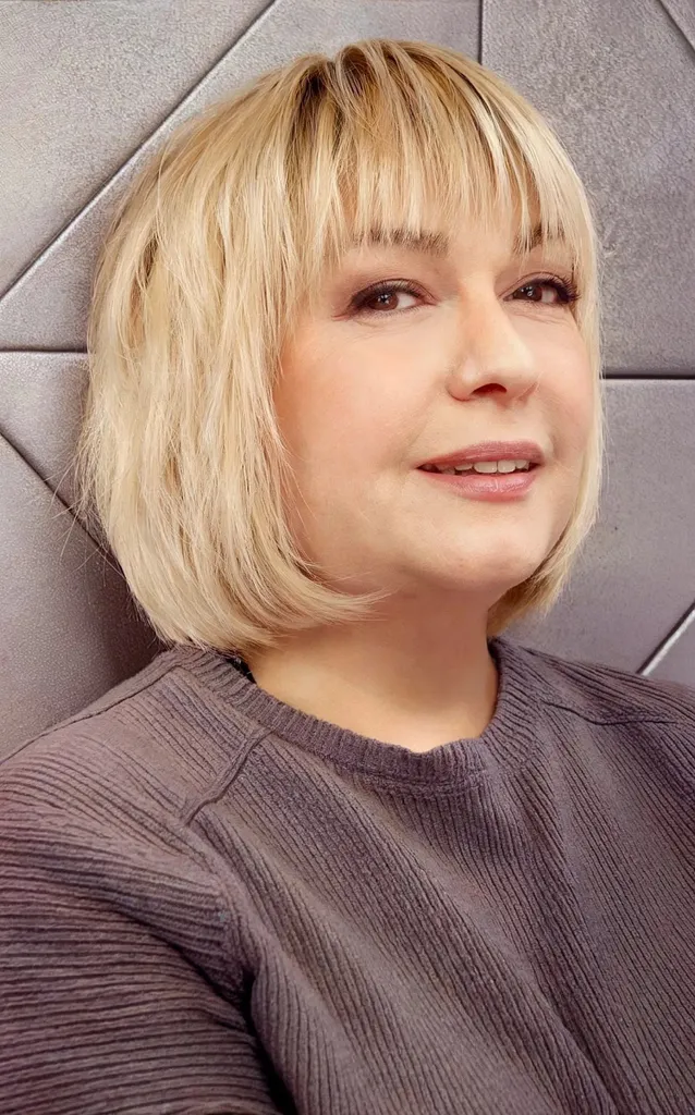 Bob dritto di breve durata con estremità frastagliate e frangia su donne anziane con facce rotonde' title=