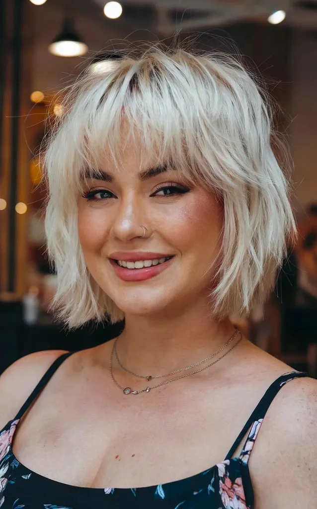 Beach Blonde Short Bob con frangia sottile per volti paffuti' title=