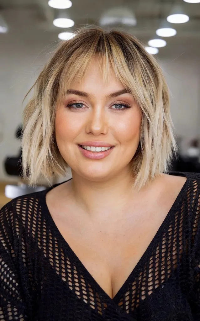 Bob corto classico mosso con frangia leggera per volti rotondi' title=