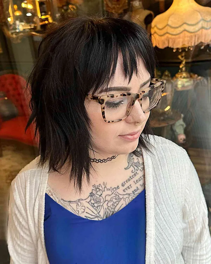 מסגור פנים Choppy Shaggy Lob עם שכבות לילדות עם משקפיים' title=