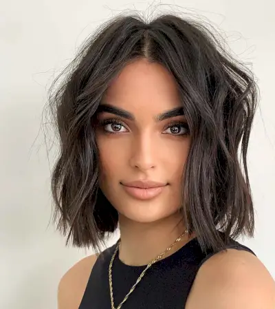 messy bob with middle part and waves