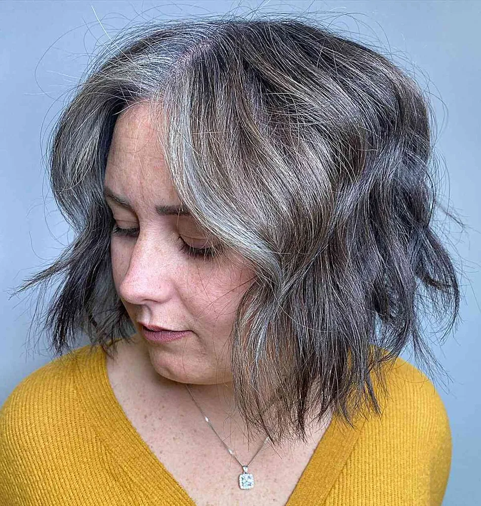 Shattered Choppy Short Bob s výraznými prvkami rámovania tváre' title=