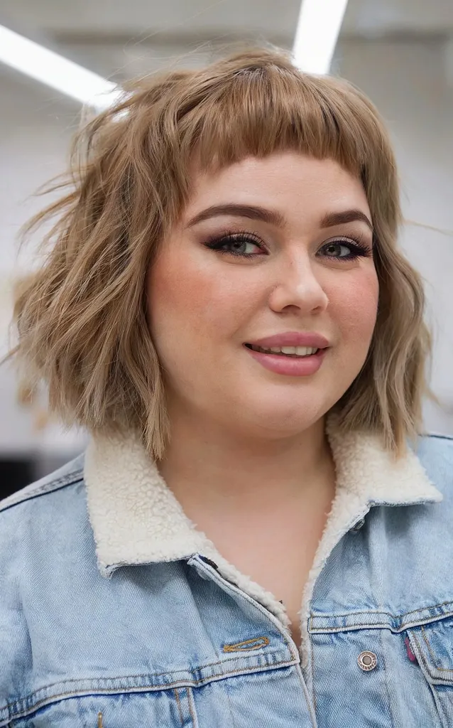 Stopniowy bob do brody z mikro grzywką na pełniejszych kształtach twarzy' title=