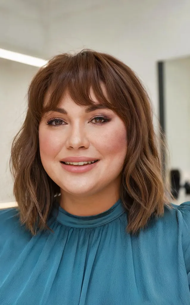 Pełna grzywka na średniej długości fryzurze typu bob dla podwójnych podbródków' title=