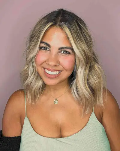 Dark-Rooted Blonde Wavy Lob for Shoulder-Length Hair and Round Faces