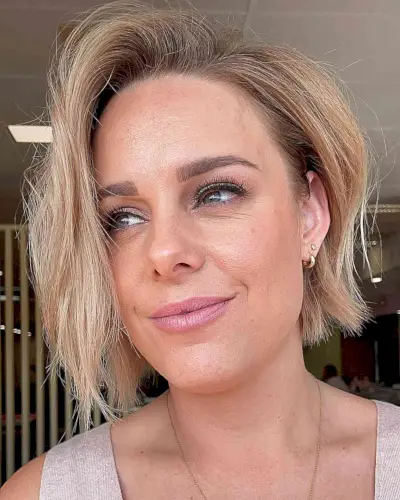 Short-Length Voluminous Boyfriend Bob Haircut with Side Parting