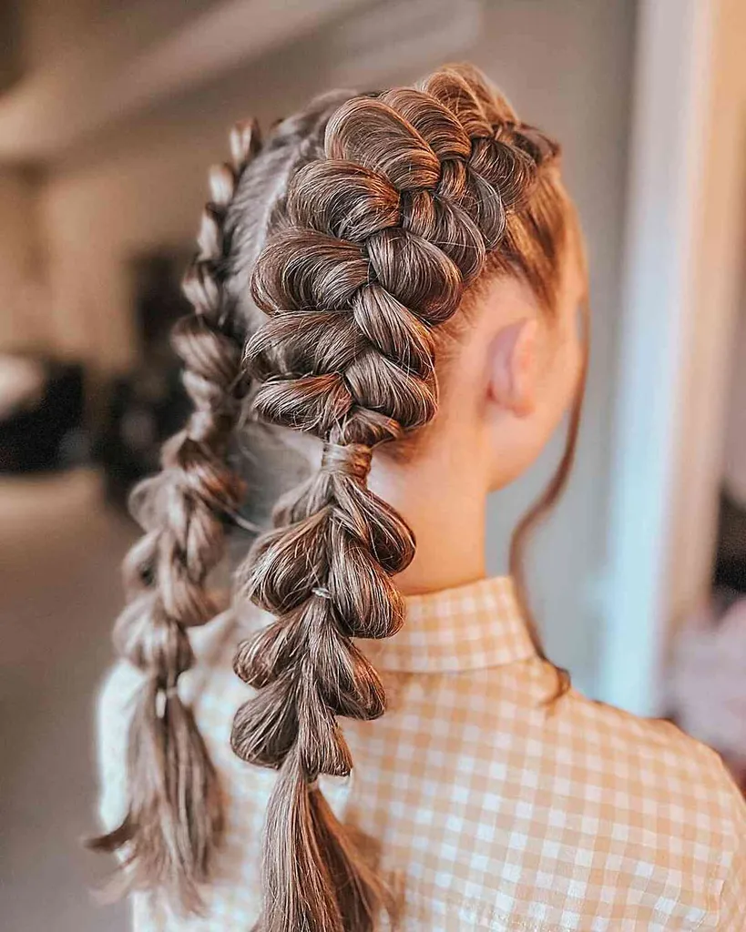 Tranças duplas pull-through em cabelos de comprimento médio' title=