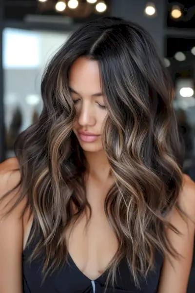 Espressobraunes Haar mit karamellblonden Highlights.