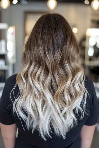 Schokoladenbraunes Haar mit Platin-Highlights auf Ombre-Haar.