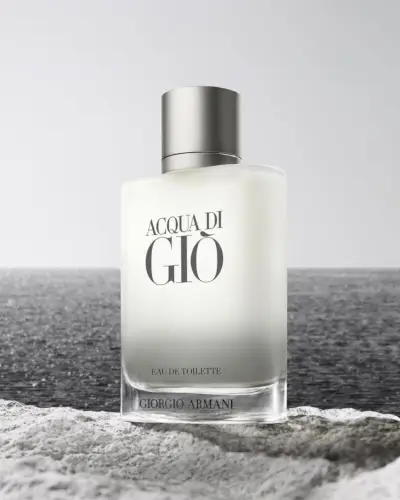 Giorgio Armani Acqua Di Giò é capturado em um cenário tranquilo de mar.
