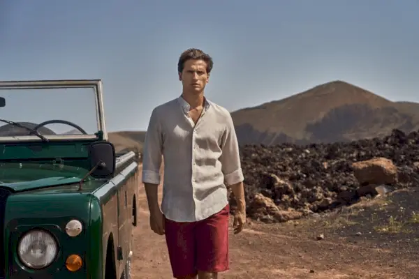 Luca Faloni pekar på Tom Warren som ansiktet utåt för sin sommarkampanj 2019. Den brittiska modellen har en sandfärgad linneskjorta för utflykten.