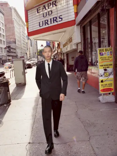 Fato Xu Meen da campanha COS primavera verão 2023