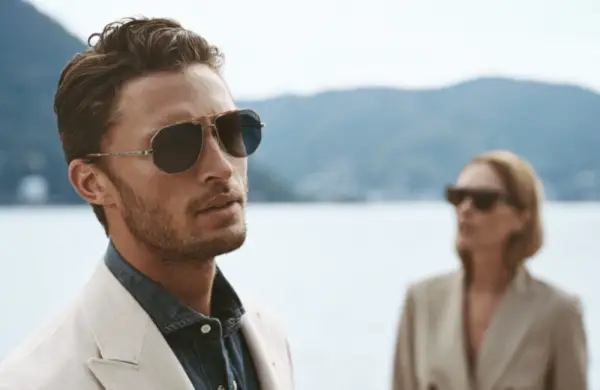Britų modelis Harvey Newton-Hayden sportuoja Moraldo akinius nuo saulės iš 2022 m. rudens-žiemos Oliver Peoples x Brunello Cucinelli kolekcijos.