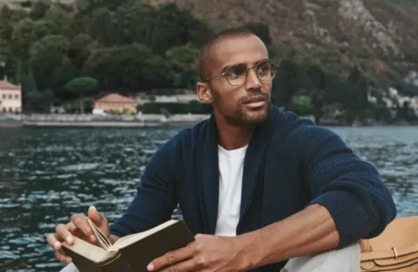 Remy Clerima nešioja Liletto-R akinius iš Oliver Peoples x Brunello Cucinelli 2022 m. rudens-žiemos kolekcijos.