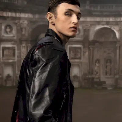 Anwar Hadid steht vor Valentino