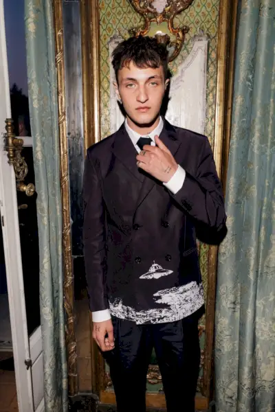 Anwar Hadid tritt als das Gesicht von Valentino Born in Roma auf und besucht den Ball „Born in Roma“.