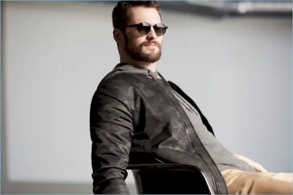 Indo casual, Kevin Love usa uma jaqueta com estampa camuflada da Banana Republic.