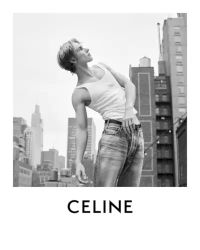 השחקן לבון הוק ספורט טנק של סלין עם ג'ינס.