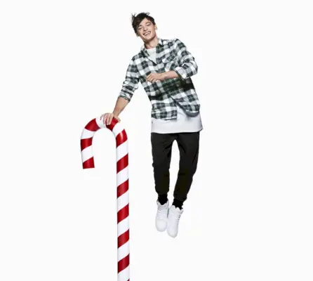 Model Jacob Morton trägt einen trendigen H&M Divided-Look mit verlängerten Proportionen.