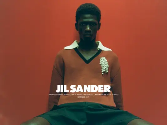 Jil Sander étudie l'ici et maintenant avec la campagne Printemps 22