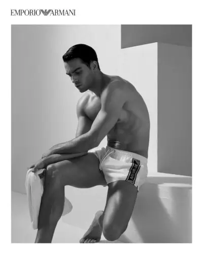 Vogdamas ramią akimirką Aleksandras Rusičius stoja prieš Emporio Armani