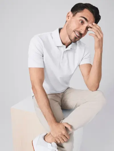 Pametna vizija, Arthur Kulkov obleče polo majico s kaki hlačami znamke Van Heusen.