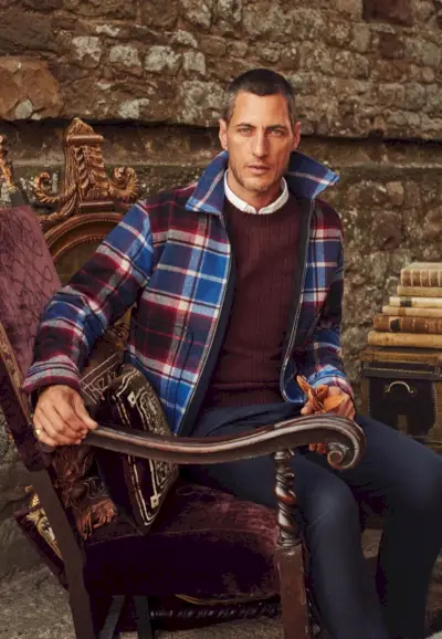 Ieșind în evidență într-o jachetă în carouri vibrantă, Axel Hermann este în fața Banana Republic