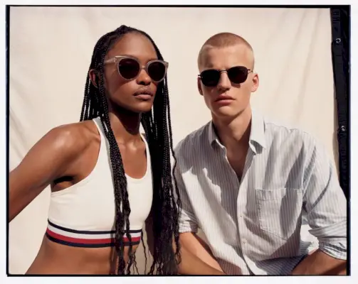 Adele Ruboneka et Timo Pan portent des lunettes de soleil modernes pour Tommy Hilfiger