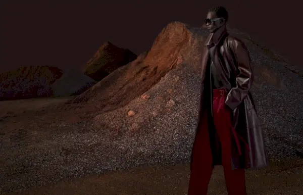 Mamuor Majeng v rjavem usnjenem plašču vodi kampanjo kolekcije Zara Studio jesen-zima 2023.