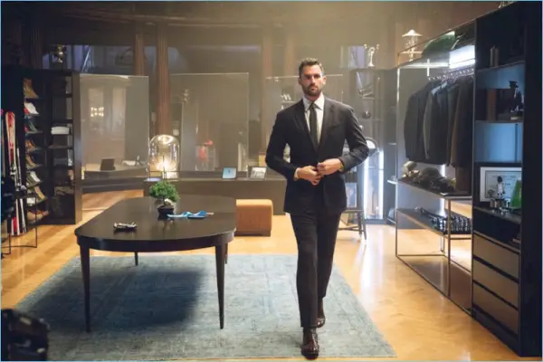 Kevin Love veste um terno risca de giz de sua coleção Banana Republic.
