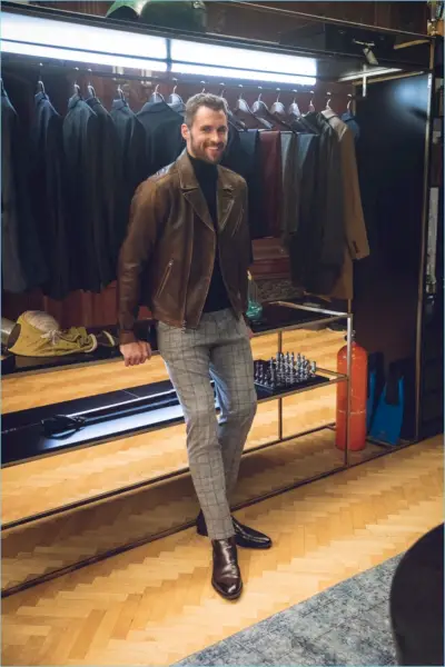Uma visão chique, mas moderna, Kevin Love ostenta uma jaqueta de couro marrom com um suéter de gola alta e calças com estampa de janela de sua colaboração com a Banana Republic.