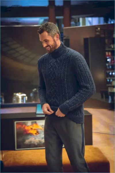 Pronto para o frio, Kevin Love veste um suéter de gola alta tricotado com calças de lã de sua colaboração com a Banana Republic.