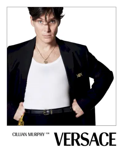 Cillian Murphy מציגה פרסומת אייקונים של ורסאצ'ה בסגנון קלאסי