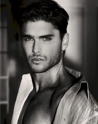 Cuplu Charlie și Kelsie pentru campania GUESS Seductive Noir Fragrance