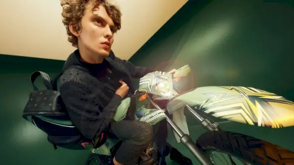 קמפיין ליאון דאם דגם אופני עפר MCM בסתיו 2022