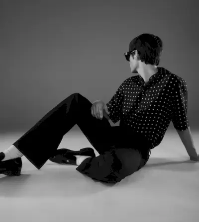 AMIRI roept Thatcher Thornton op als de ster van zijn Core-campagne, waarbij het model een Mix and Match-shirt met MA-loafers draagt.