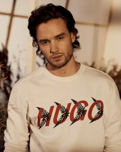 Al frente y al centro, Liam Payne lleva una sudadera HUGO inspirada en el bosque de su colección cápsula primavera-verano 2021 para la marca.