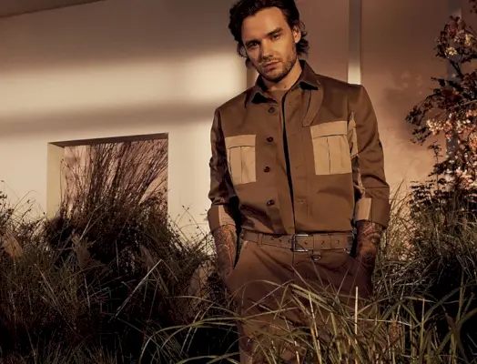 Adoptando el estilo safari moderno, Liam Payne luce un look de su colección HUGO primavera-verano 2021.