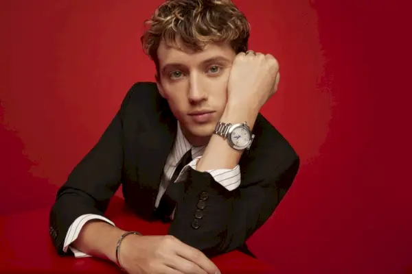Love is All: Troye Sivan & Jackson Wang feirer høytiden med Cartier