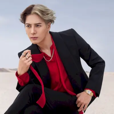 Jackson Wang fängslar i Cartier Trinity-kampanjen.