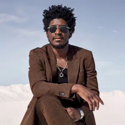 Labrinth frontar annonsen Cartier Trinity.